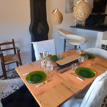 La Petite Maison De *