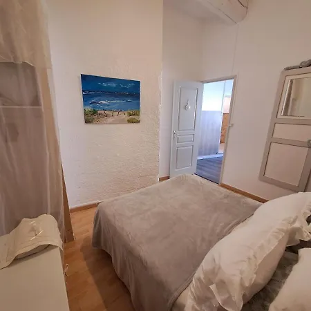 La Petite Maison De *
